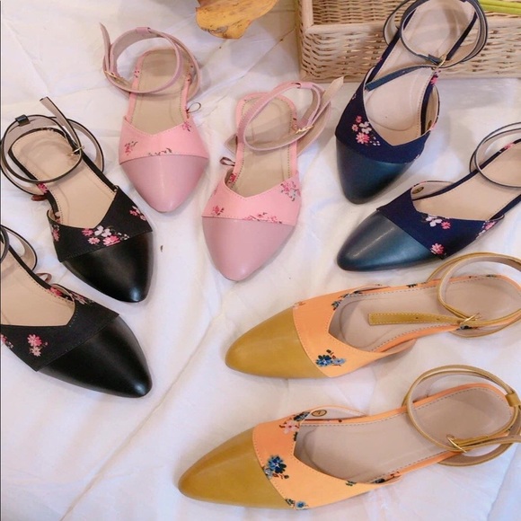 Zeina V Style Mules - Picture 1 of 5